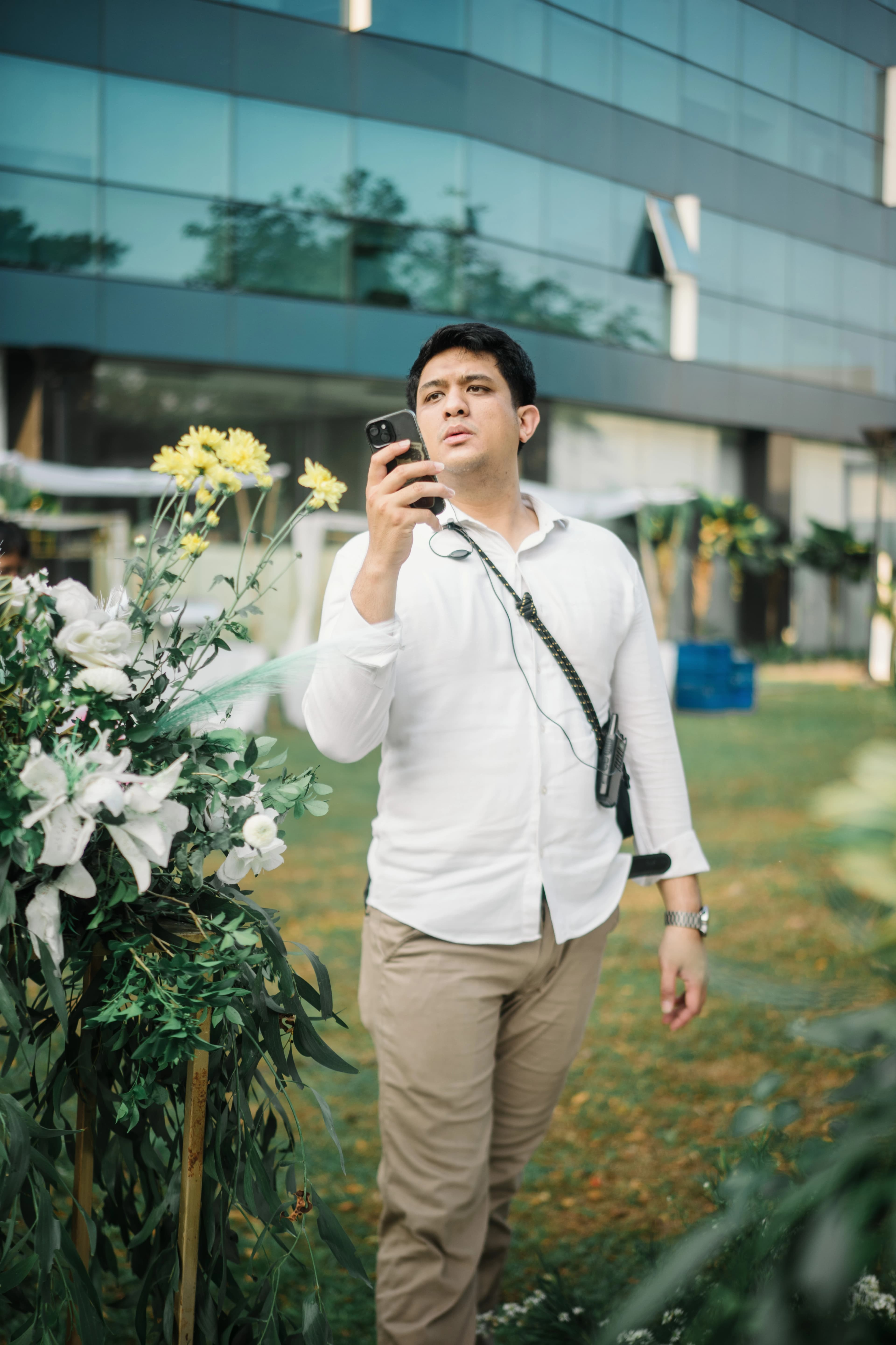 Wedding planner personal Dinata Organizer bekerja dengan pasangan - slide 2